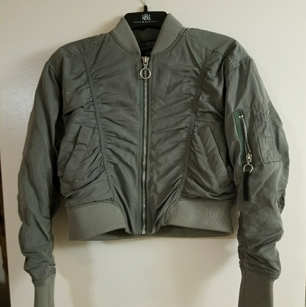 Sara woman coat. Olive color